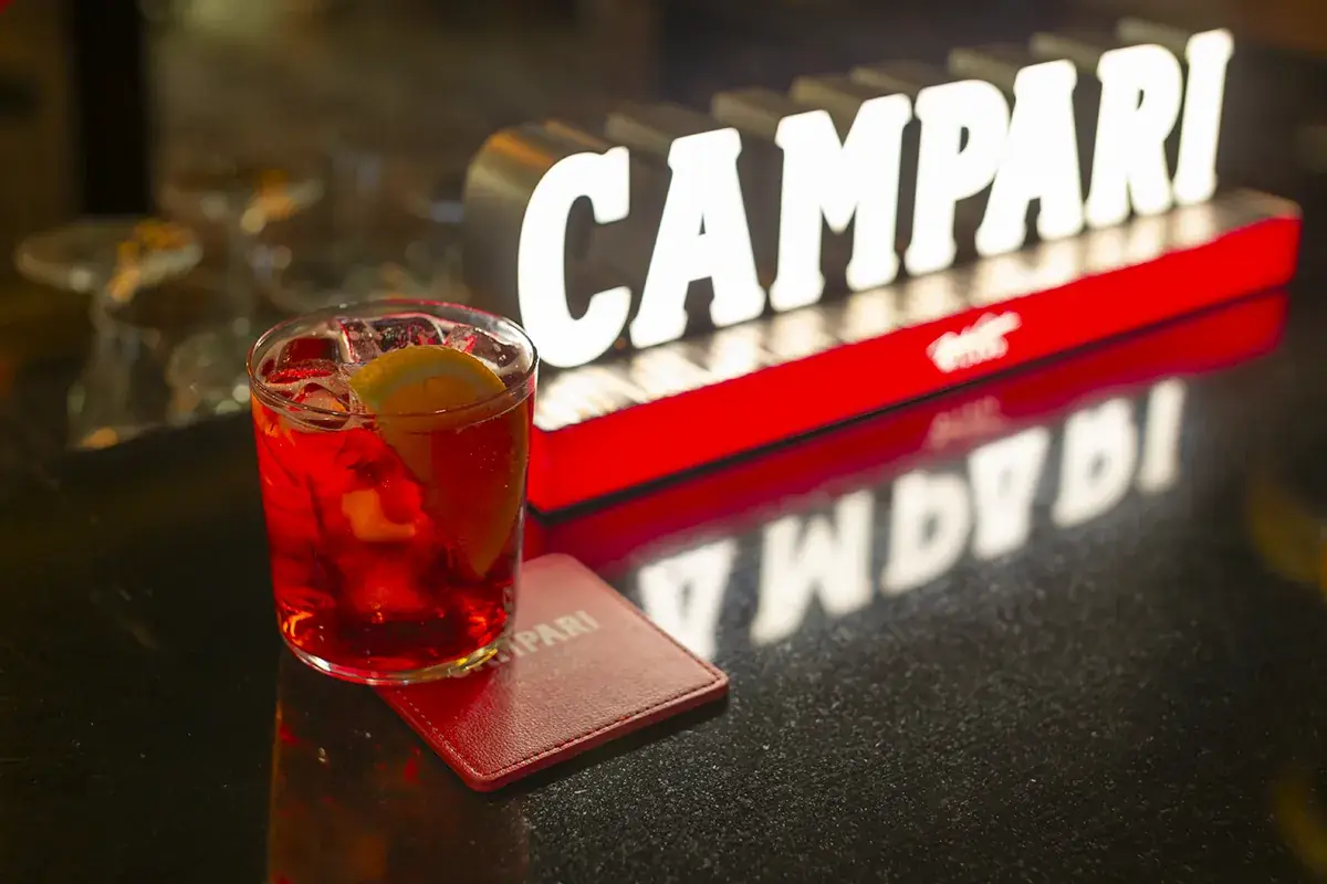 Cocktail Campari al bancone di Minerva Caffè Bistrot, Pavia