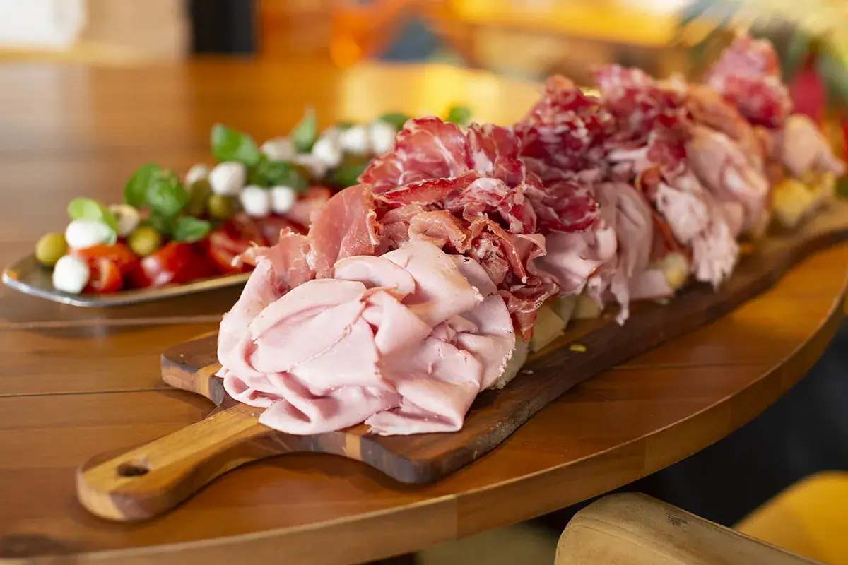 Tagliere di salumi e antipasti servito per un evento da Minerva a Pavia