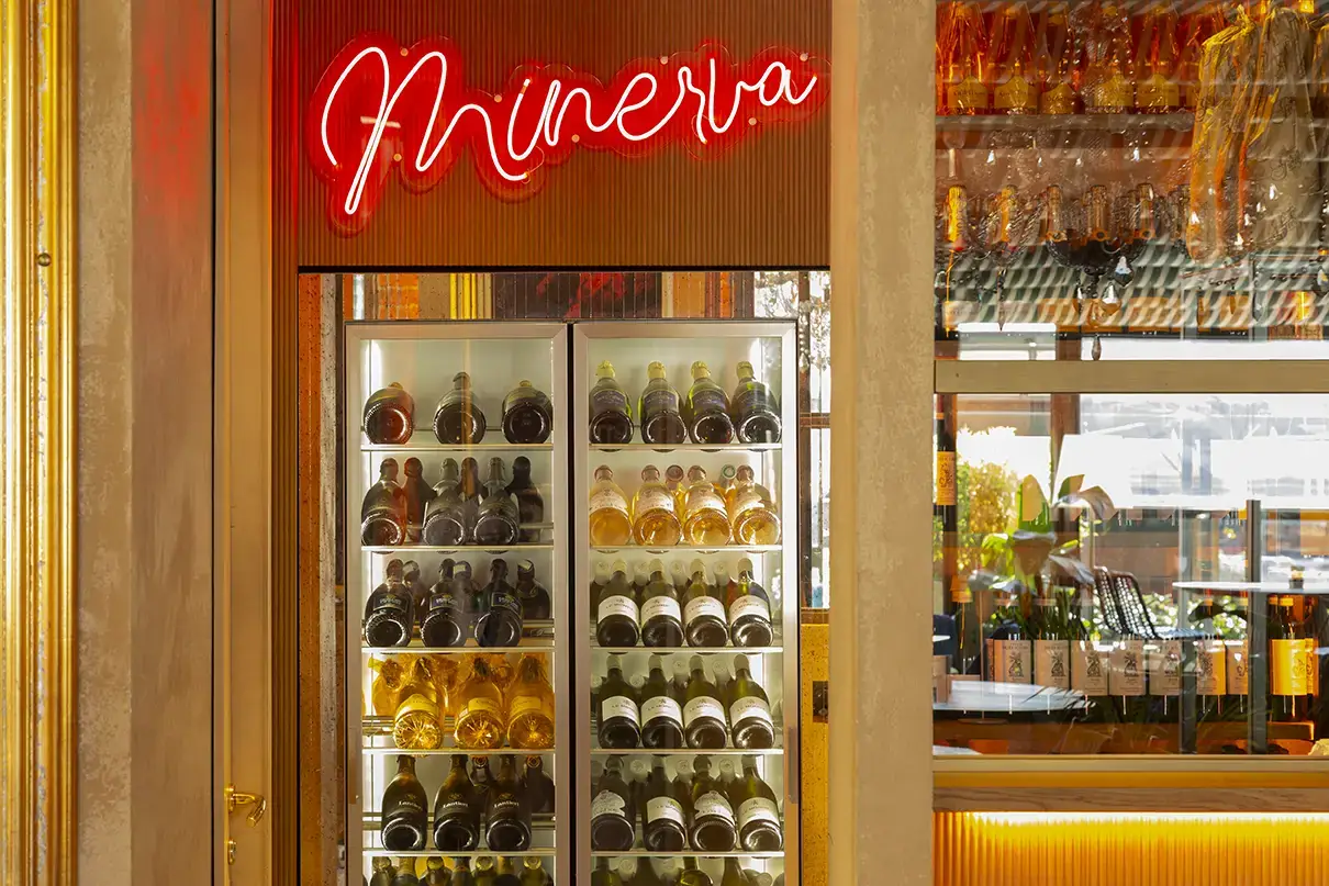 L'insegna al neon Minerva sopra la cantina dei vini e delle bollicine
