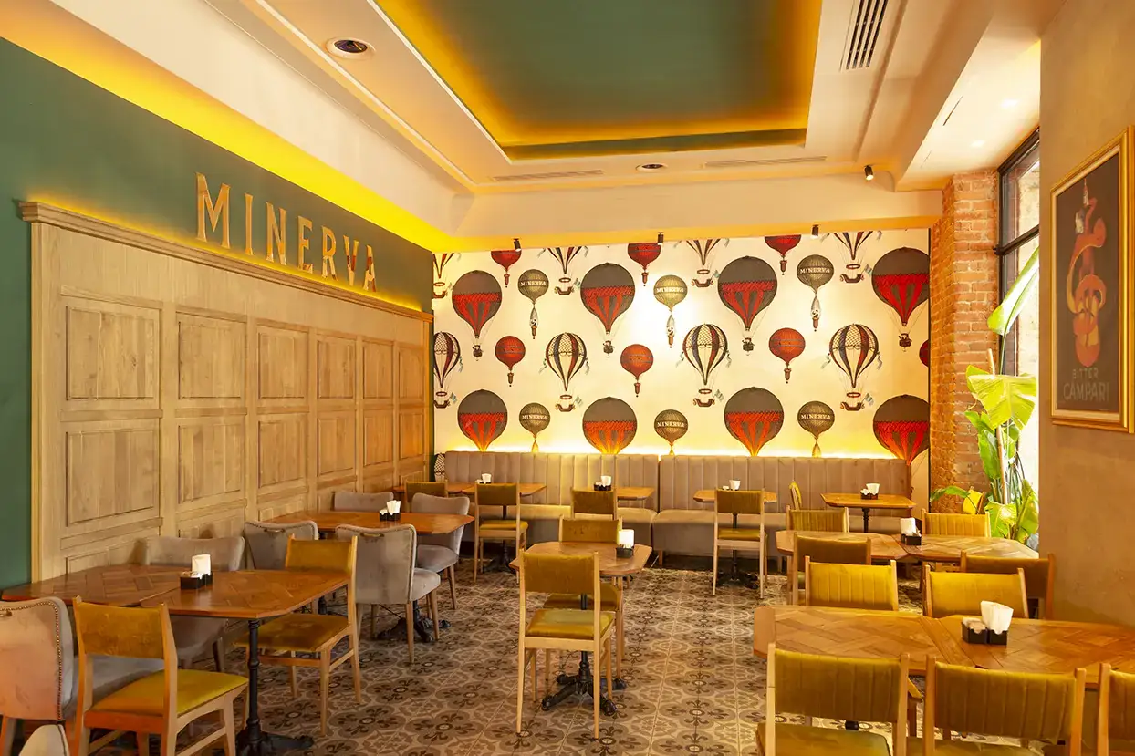 La sala Minerva con lettere dorate e parete a mongolfiere